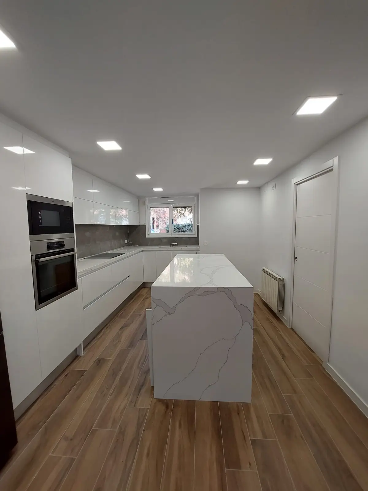 Cocina blanca con isla reformada