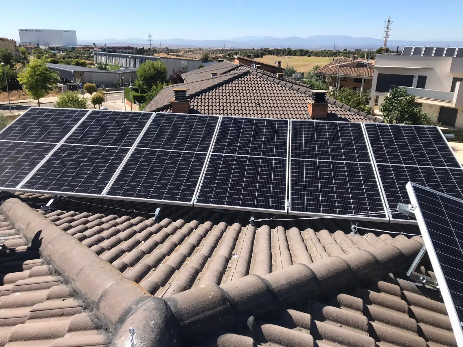 Instalación fotovoltaica con estructura inclinada sobre tejado